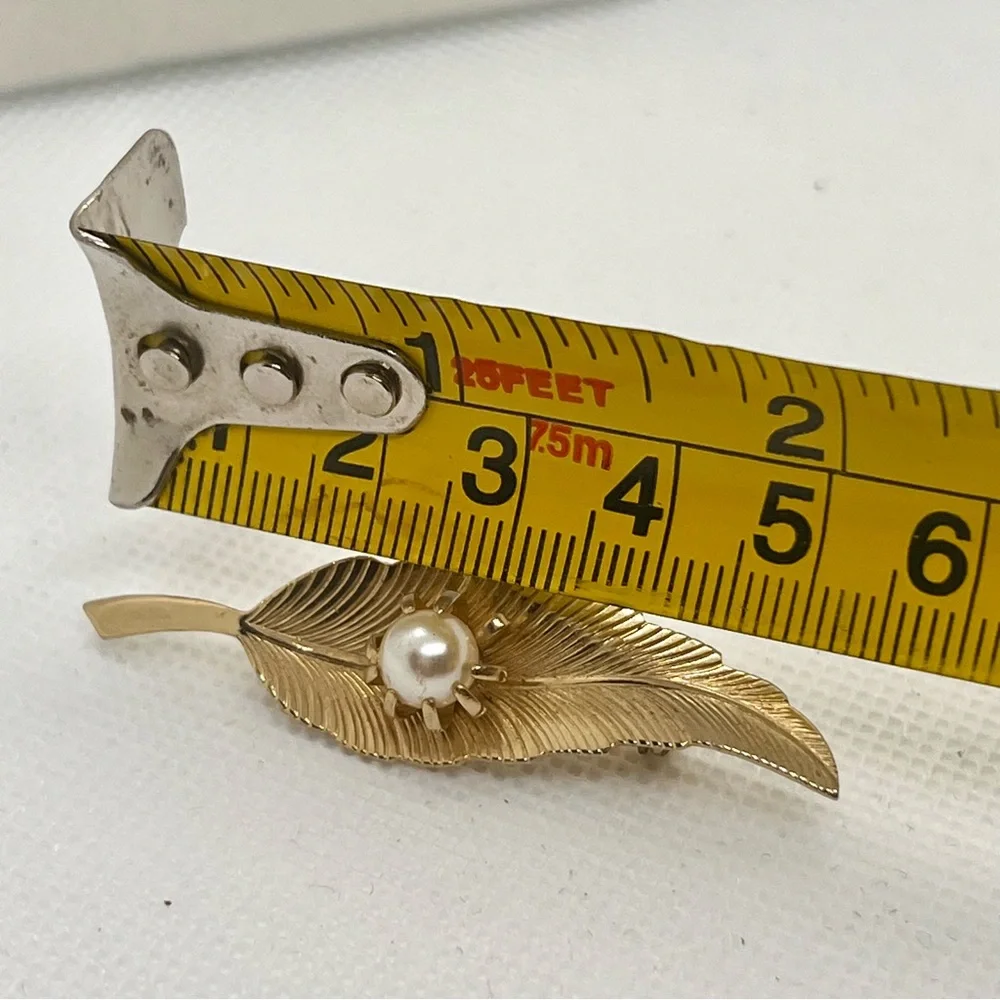 Vintage‎ Gold Tone Leaf Shape Brooch Pin Faux Pearl Center Mint